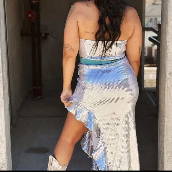 Silver Sequin dress with high slit - Picture 2 of 6